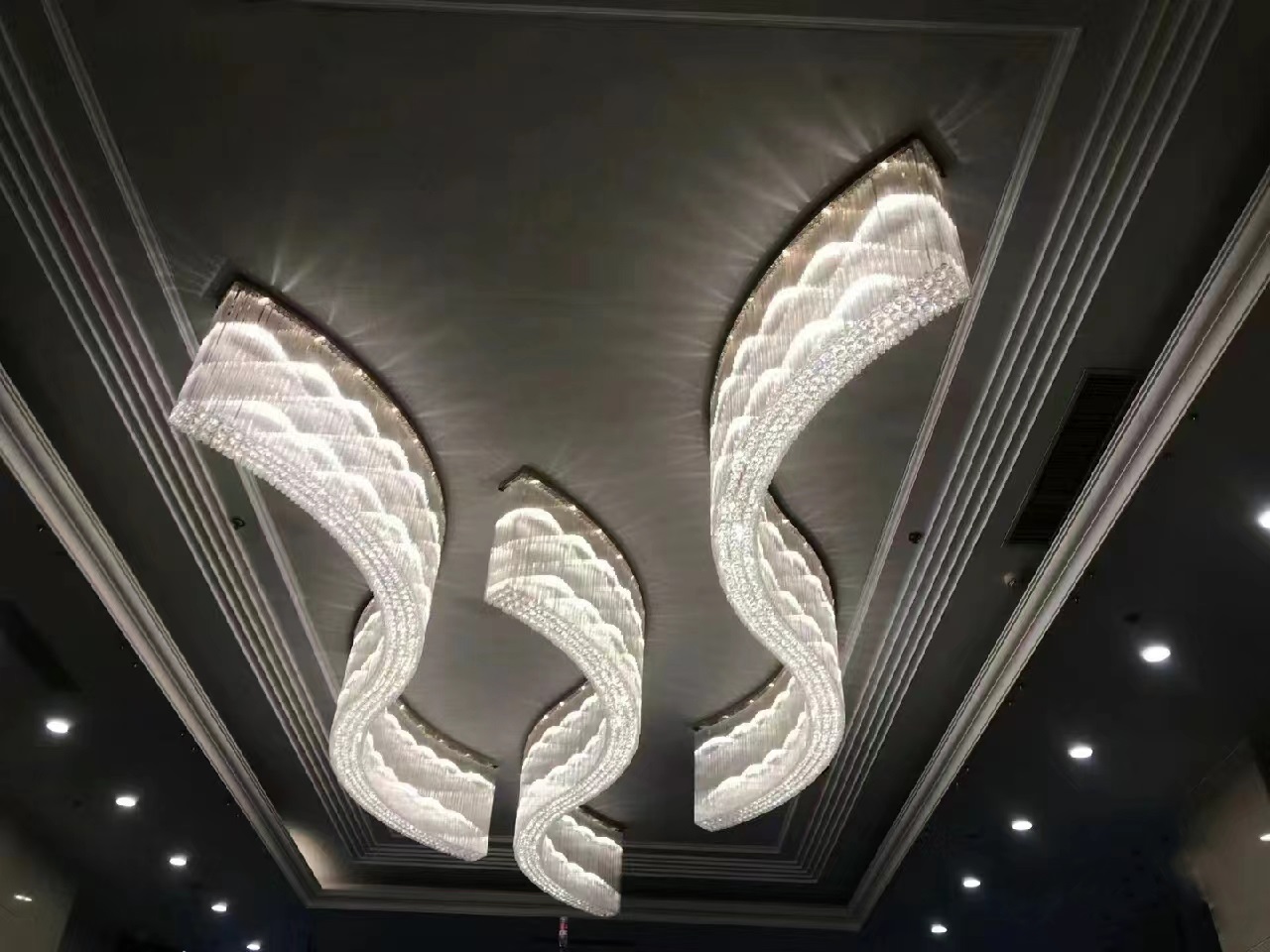 Dutti LED Non-standard Modern Chandelier Wave Crystal Ceiling Pendant Lighting OEM custom for Ballroom 